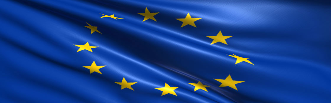 Slika plapolajoče evropske zastave.