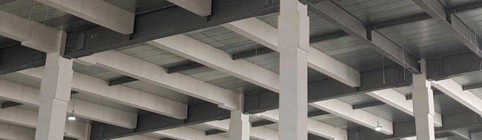 Protecție la foc a oțelului structural pentru stâlpi din metal într-o hală