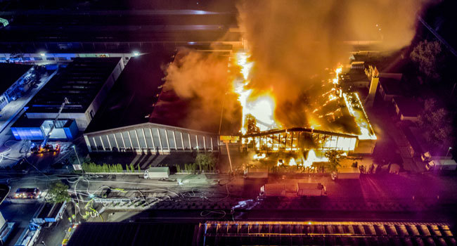 Imagine a unui incendiu mare într-un depozit văzută de sus