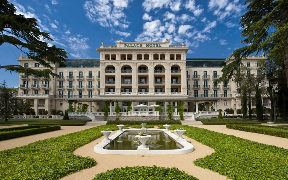 A Kempinski Palace Hotel épülete és kertje 