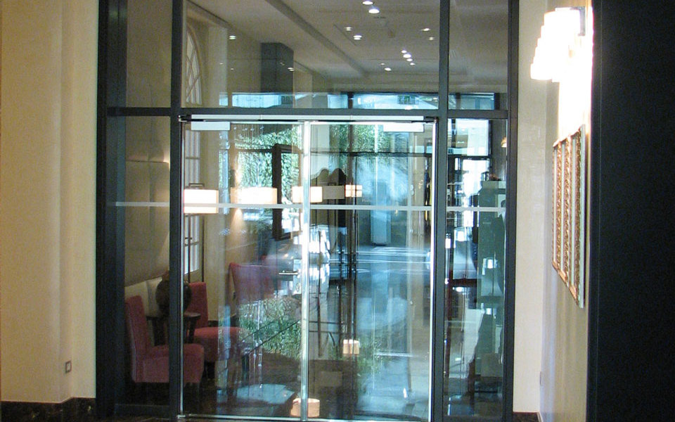 SR požarna vrata in požarna zasteklitev brez okvirjev s Promat®-SYSTEMGLAS 30 v notranjosti hotela Kempinski Palace v Portorožu.