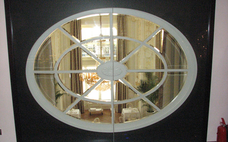 Pogled na jedilnico skozi okroglo požarno zasteklitev Promat®-SYSTEMGLAS 30v hotelu Kempinski Palace v Portorožu.