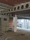 Beli stebri v praznem nedokončanem prostoru in nosilci. To so jeklene konstrukcije, pripravljene za na nanašanje intumescečne barve med obnovo hotela Marriott Beograd.