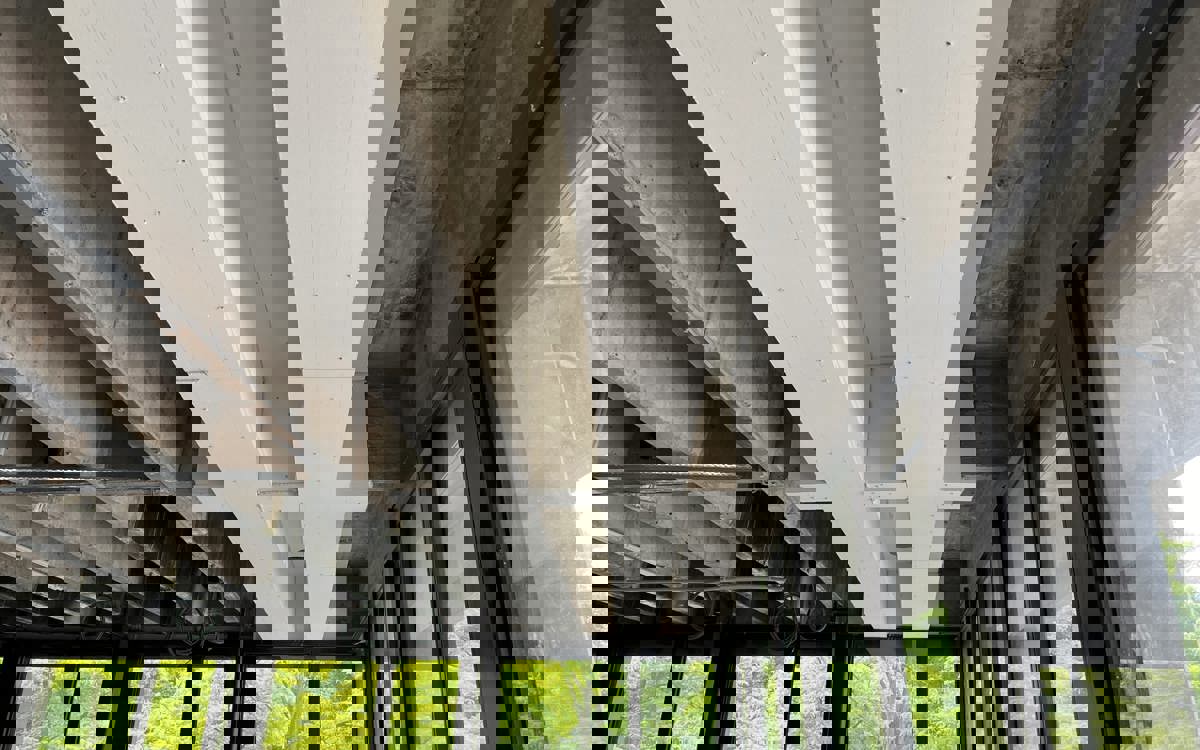 Brandwerend beschermen van versterkte betonconstructies