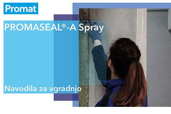 Slika zaslonskega zajema videa, v katerem je na desni strani slike ženska oseba v steno nanaša požarni premaz PROMASEAL®-A spray. Na levi strani slike so napisi na modri podlagi z belimi črkami Promat, PROMASEAL®-A spray, Navodila za vgradnjo. 