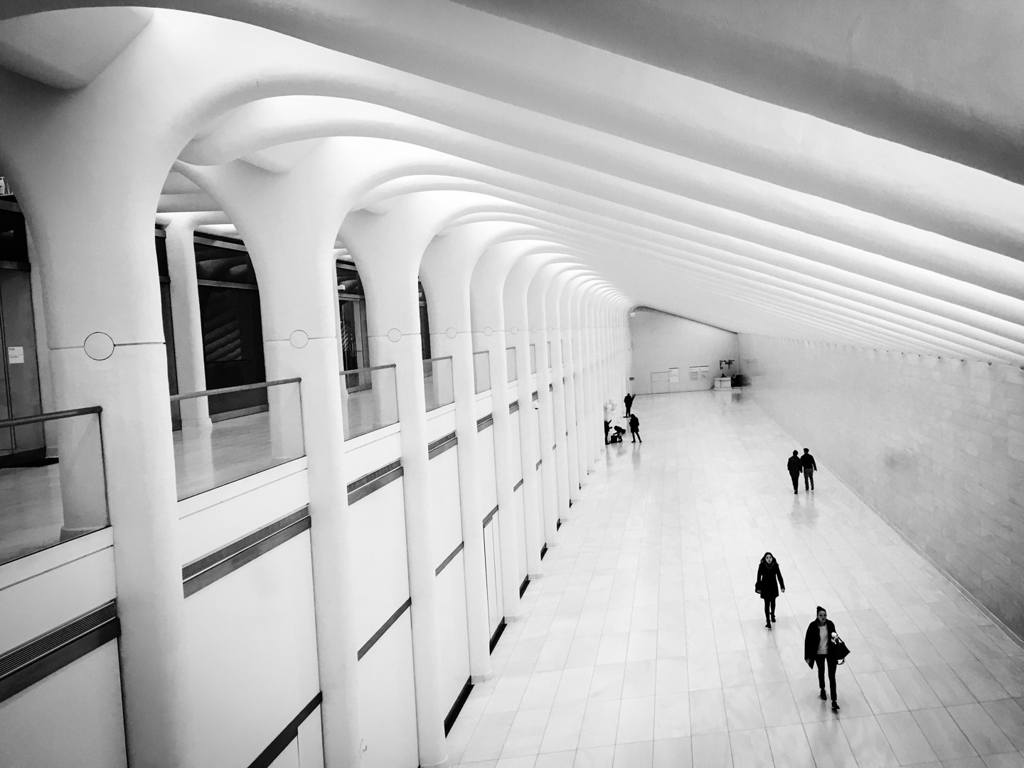 Fotografie interiéru One World Trade Center New York, čierno-biela