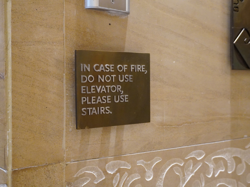 Tűzvédelmi figyelmeztető tábla épületen