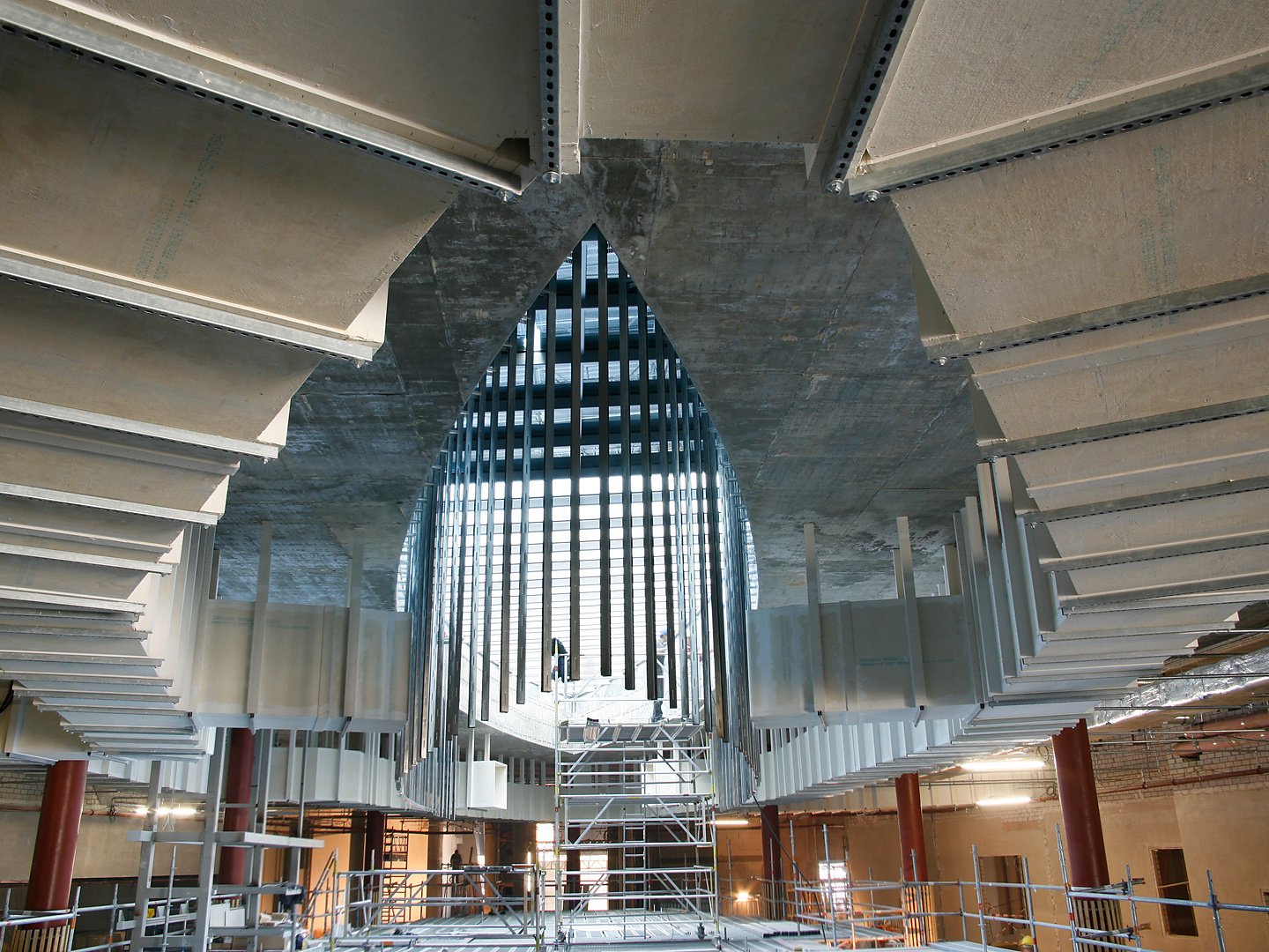 Slika pokazuje enterijer CityPalais šoping centra u Duisburgu, Nemačka, tokom rekonstrukcije, sa skelama i instalacijama.