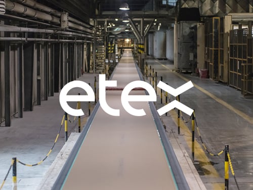 Logo etex cu fabrică în fundal