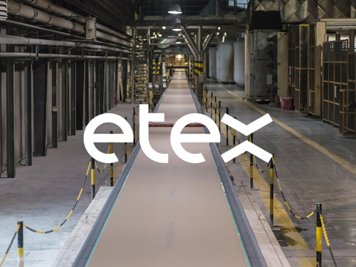 Napis ETEX nad fotografijo industrijskega obrata z zavarovanim proizvodnim trakom.